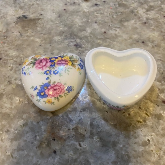 Royal Windsor Fine Bone China Heart Shaped Trinket Box, made in‎ England - Picture 2 of 4
